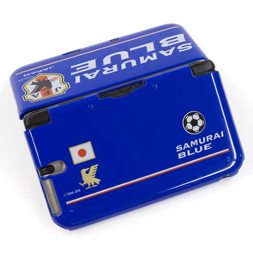 サッカー日本代表チームモデル プロテクトケース（3DS LL用）を3DS LL シルバー×ブラックに装着