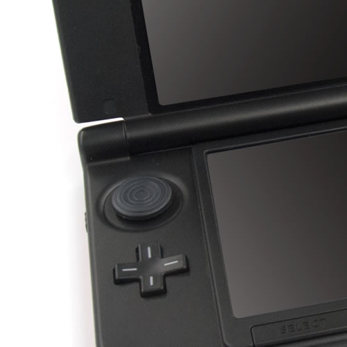 3DS LL本体にCYBER・スライドパッドカバー（3DS LL用）〈ブラック〉を装着