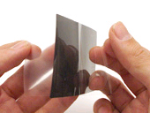 フィルターは2枚のフィルムに保護され、薄いフィルムが表面（左）、厚いフィルムが接着面（右）になります。
